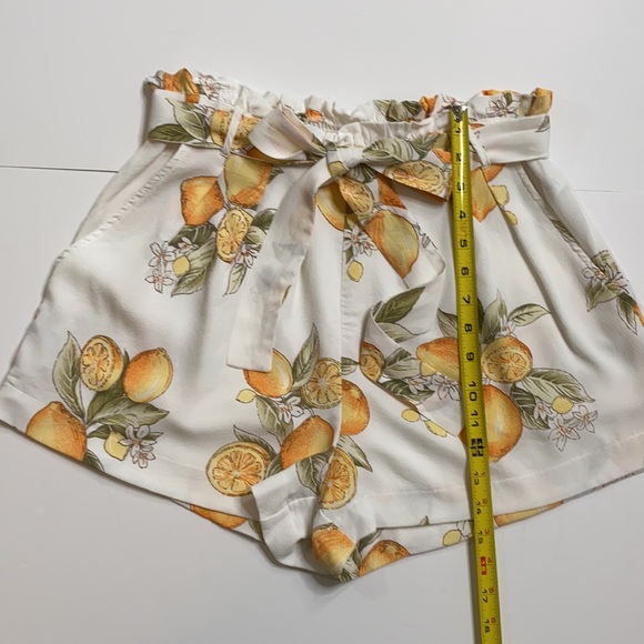 For Love and Lemons white high rise lemon print shorts with pockets size large - Picture 8 of 12